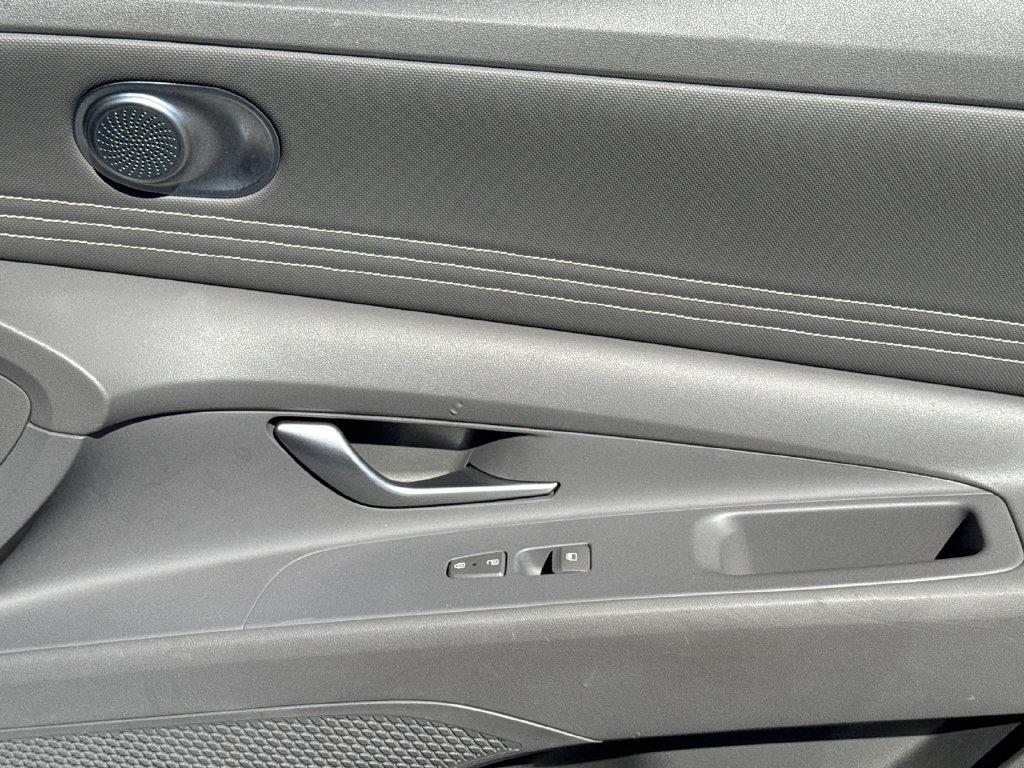 Used 2022 Hyundai Elantra SEL w/ Convenience Package FWD image 8