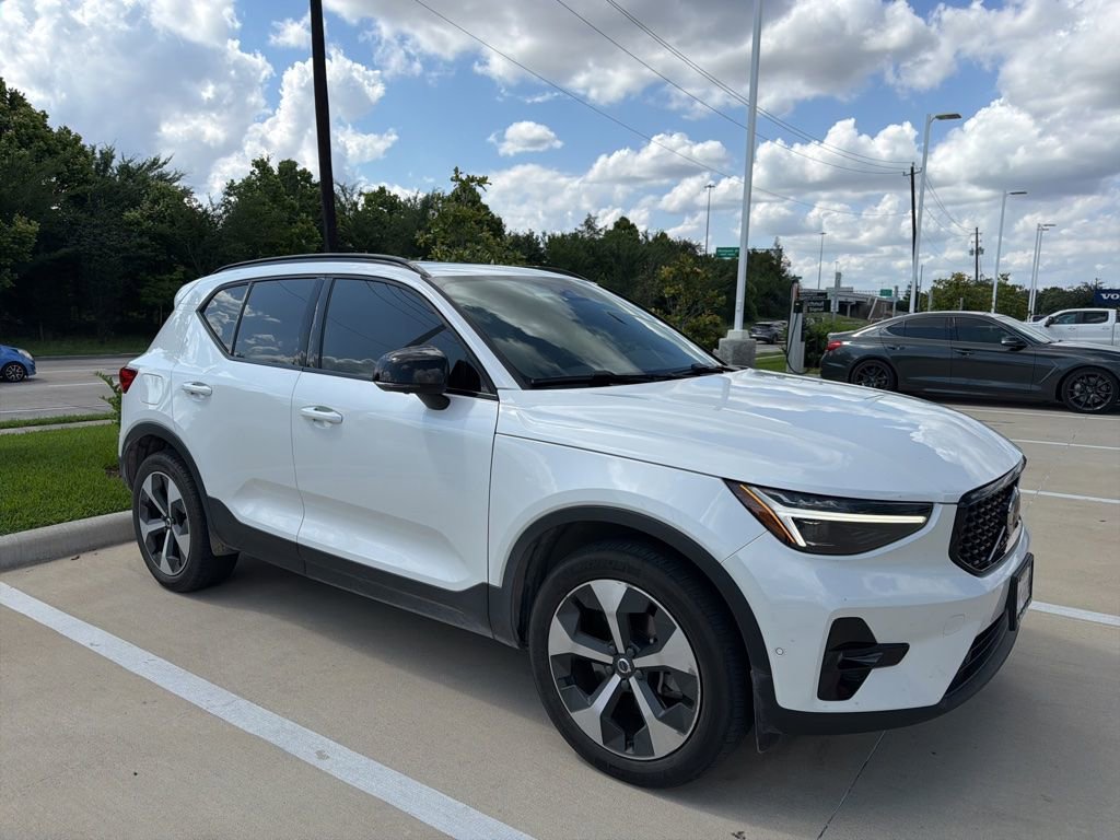 Used 2025 Volvo XC40 B5 Plus w/ Protection Package Premier AWD/4WD image 11