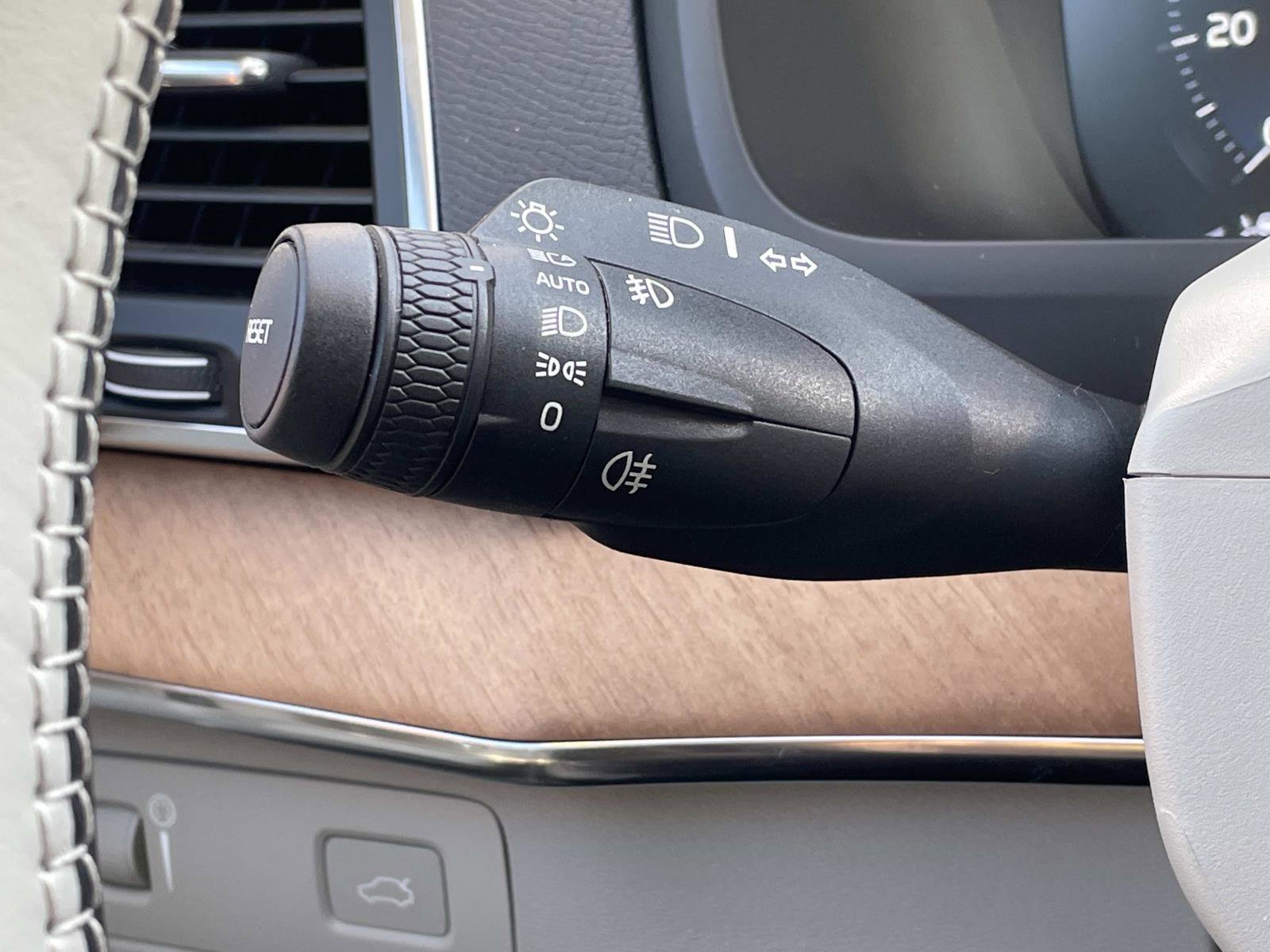 Used 2022 Volvo XC90 T5 Momentum w/ Protection Package Premier image 26