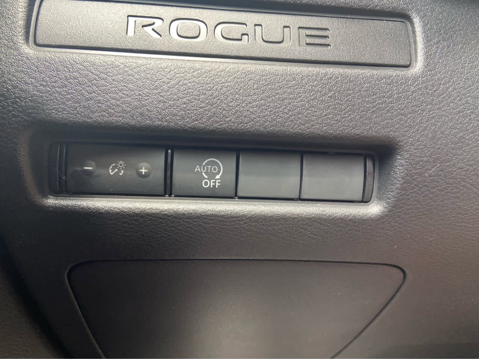 Used 2023 Nissan Rogue S image 31