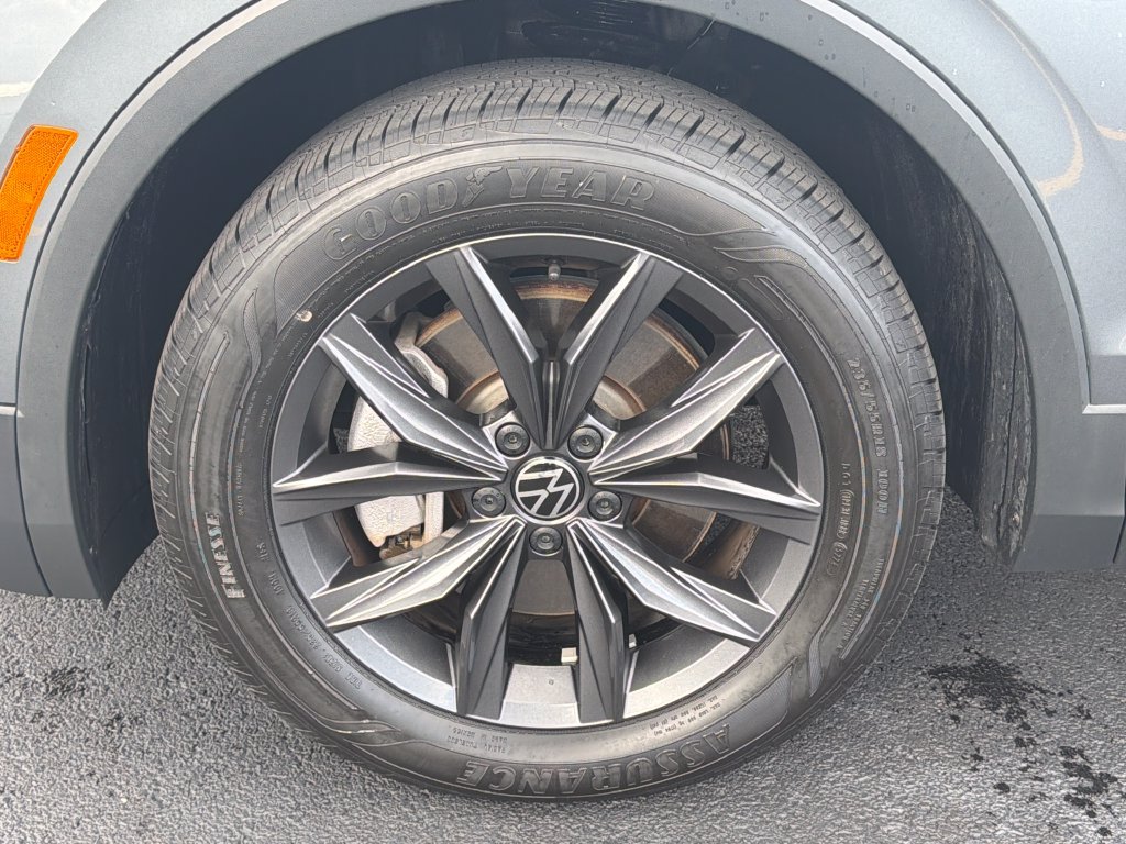 Certified 2023 Volkswagen Tiguan SE w/ Panoramic Sunroof Package FWD image 30
