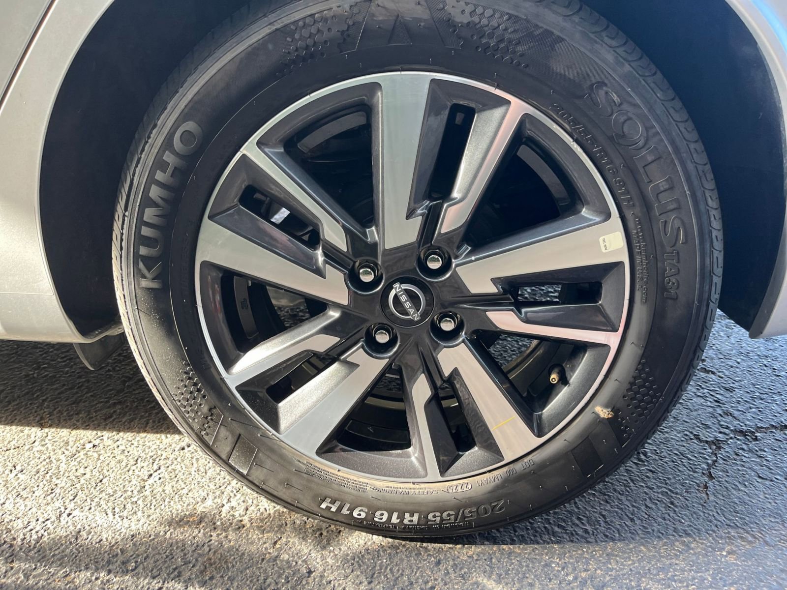 Used 2025 Nissan Versa SV image 28