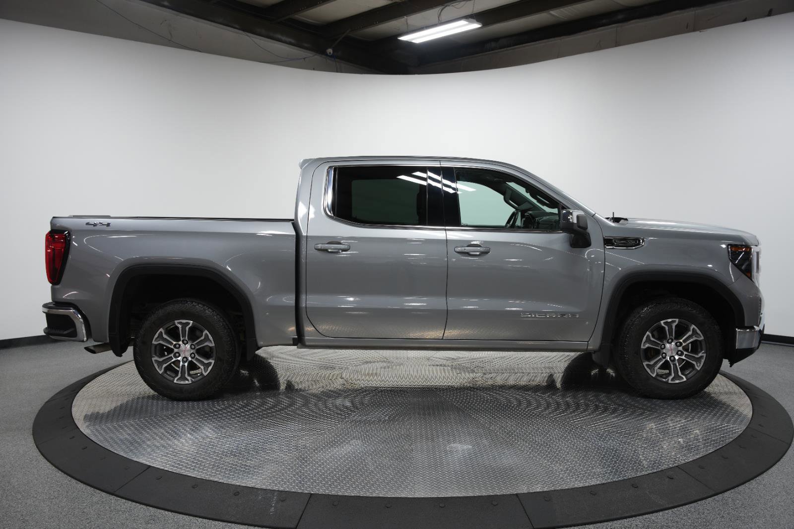 Used 2023 GMC Sierra 1500 SLE w/ Preferred Package image 9