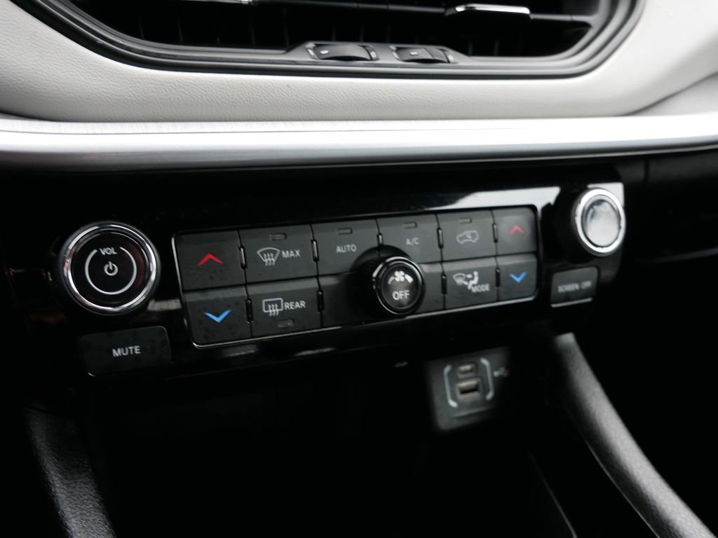 Used 2025 Jeep Compass Limited image 19