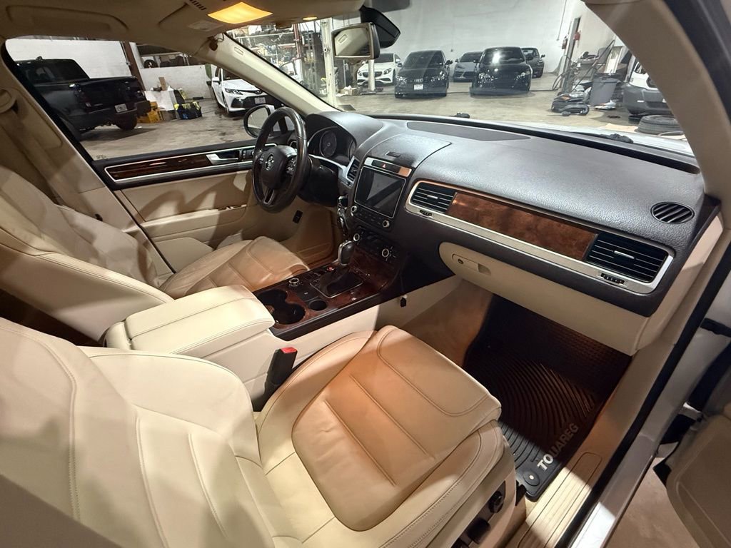 Used 2014 Volkswagen Touareg TDI image 18