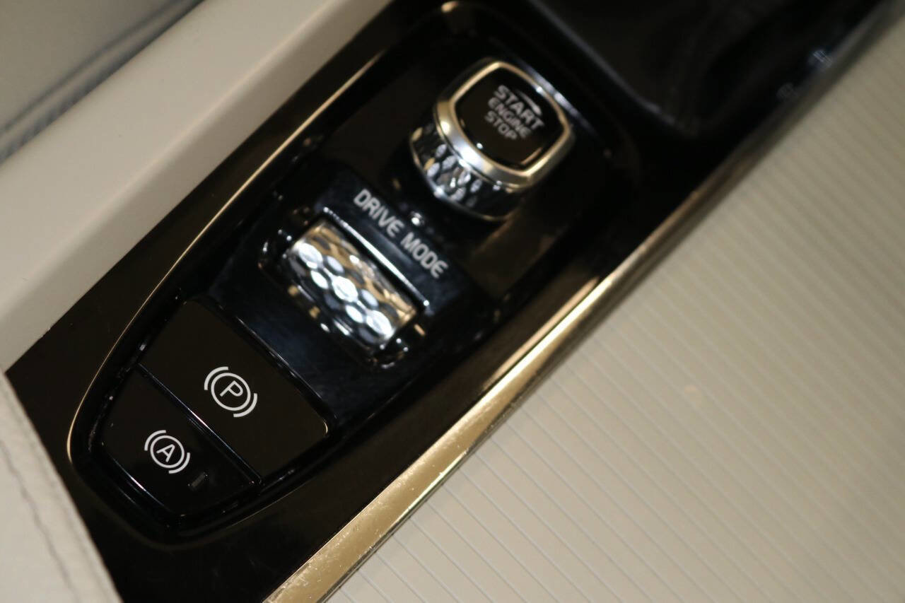 Used 2019 Volvo XC60 T5 Momentum w/ Premium Package AWD/4WD image 38