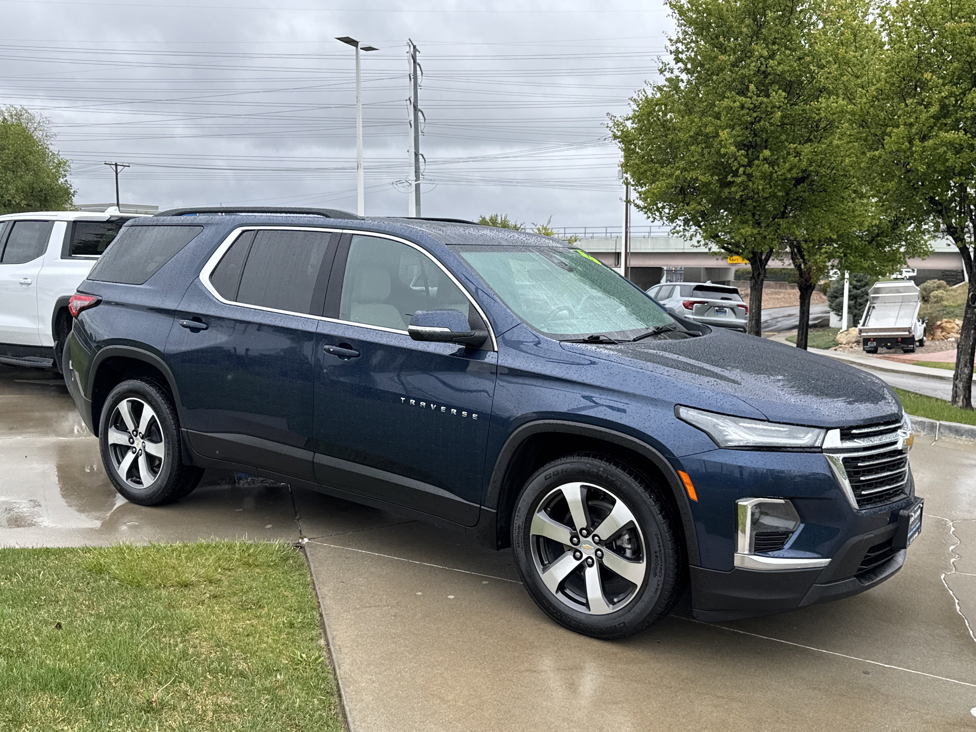 Used 2023 Chevrolet Traverse LT w/ LT Premium Package AWD/4WD image 7