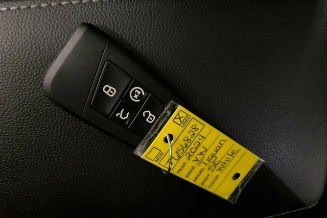 Used 2024 Volkswagen Tiguan SE w/ Panoramic Sunroof Package FWD image 11