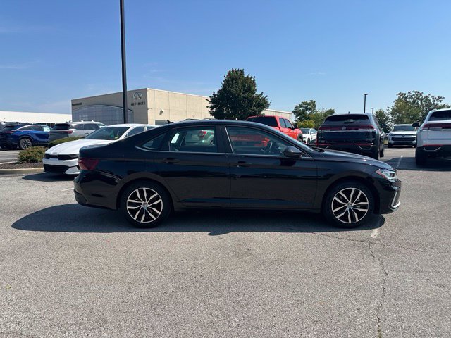 Used 2025 Volkswagen Jetta SE FWD image 8