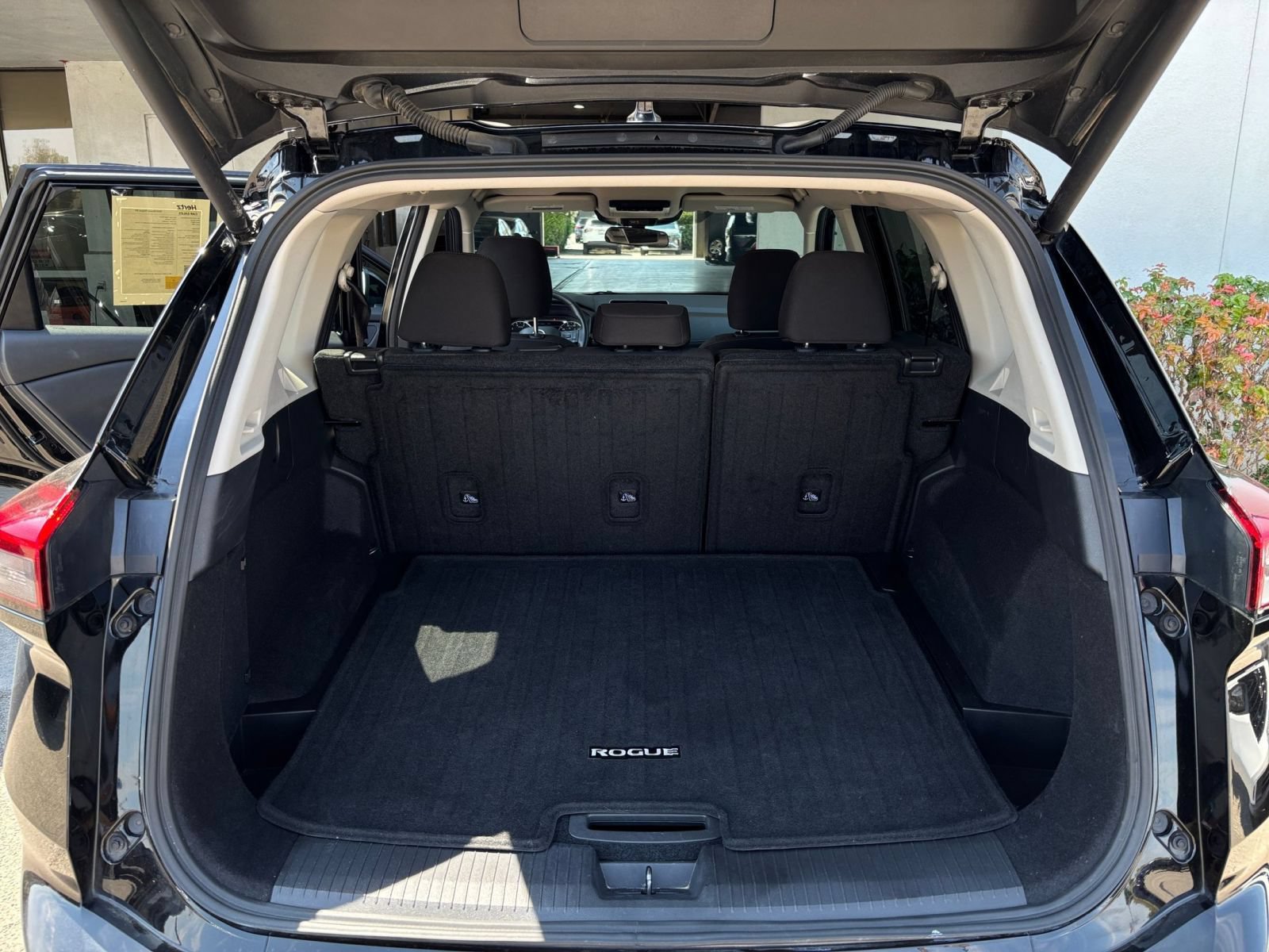 Used 2025 Nissan Rogue SV FWD image 32