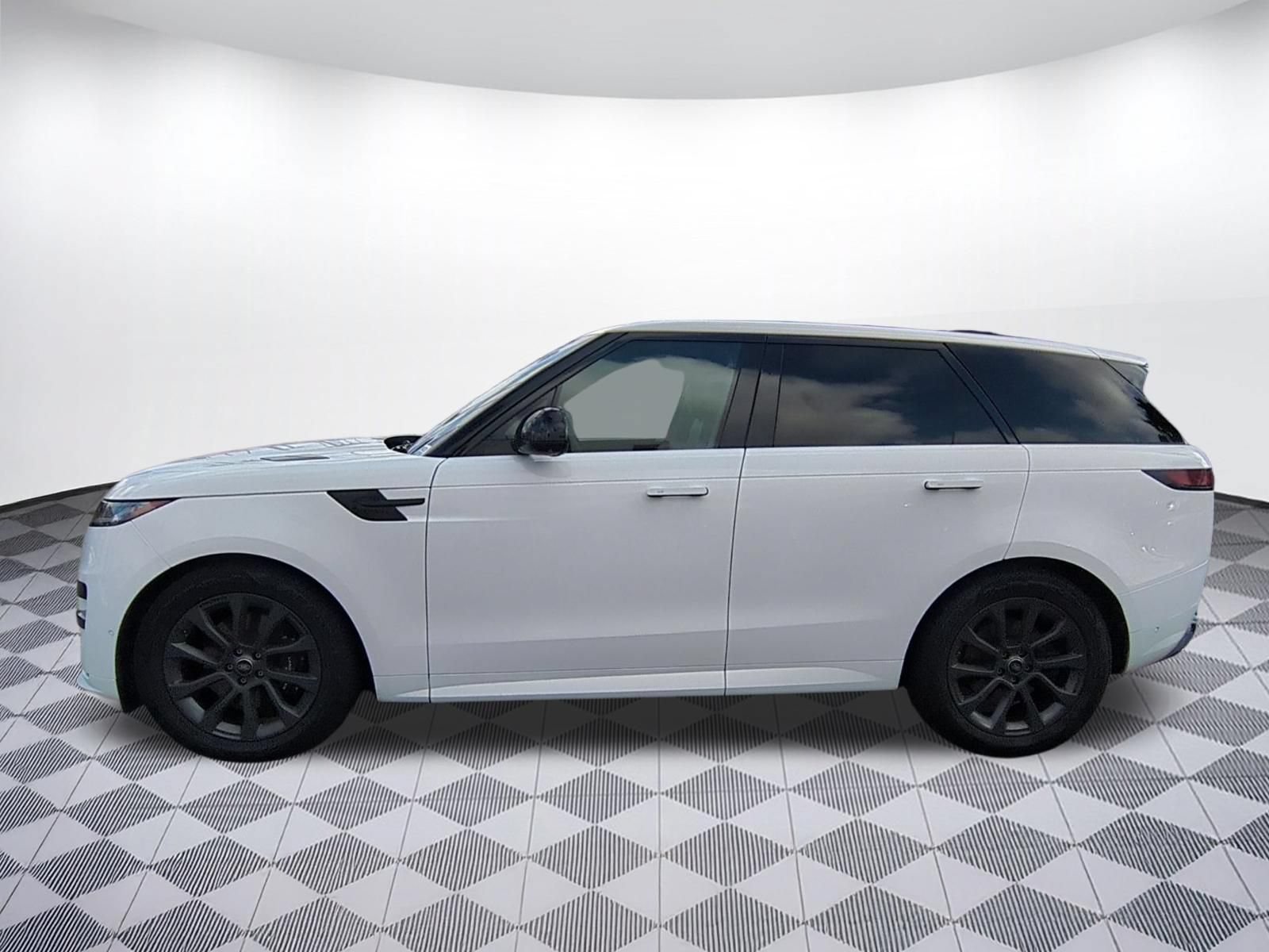 Used 2024 Land Rover Range Rover Sport Dynamic SE AWD/4WD image 2