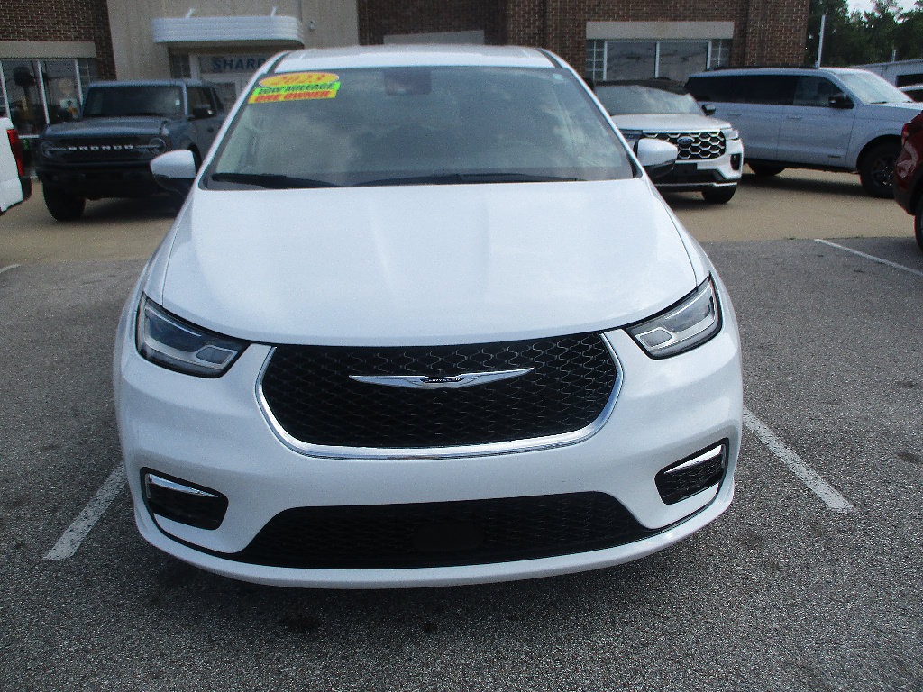 Used 2023 Chrysler Pacifica Touring-L FWD image 2