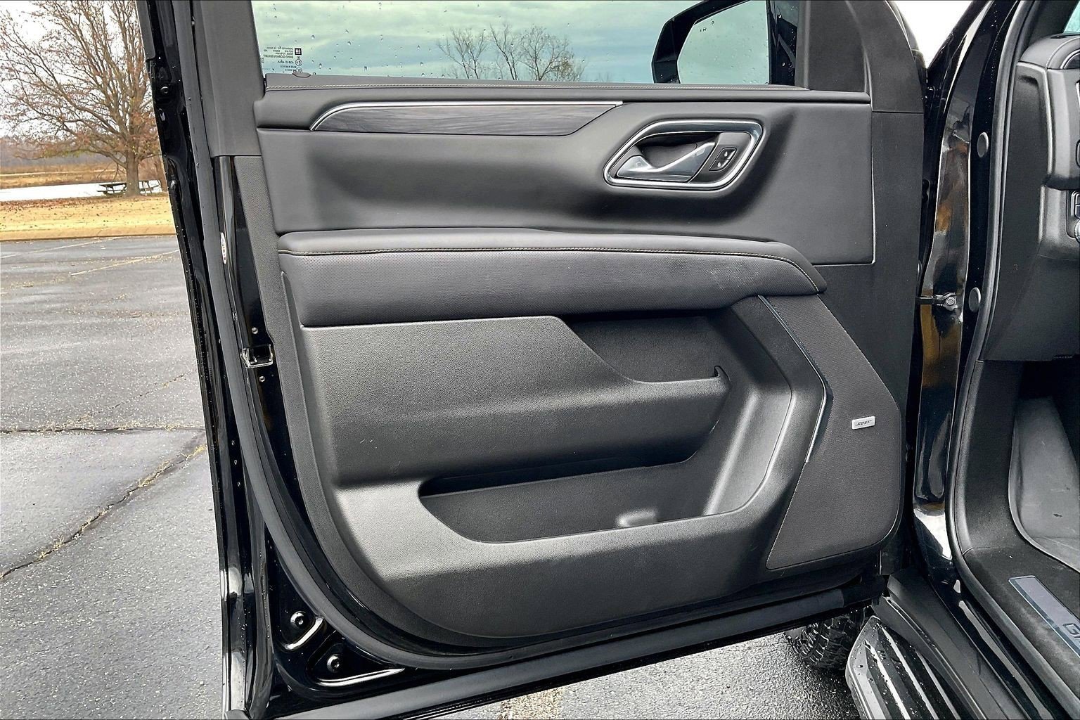 Used 2024 GMC Yukon SLT w/ SLT Luxury Package image 18