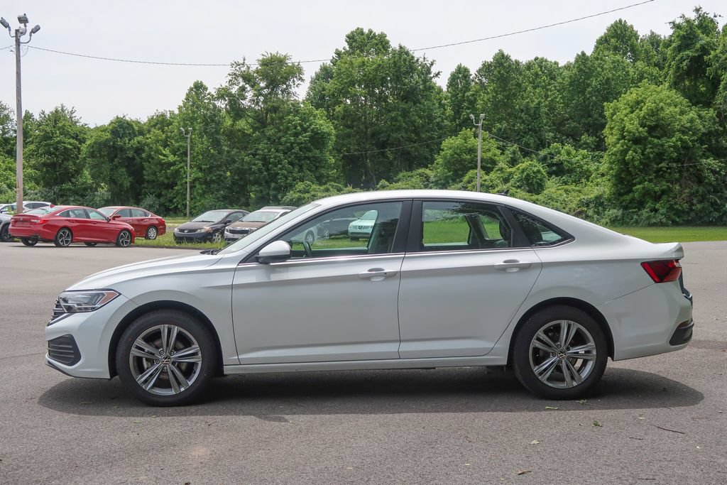 Used 2023 Volkswagen Jetta SE FWD image 2