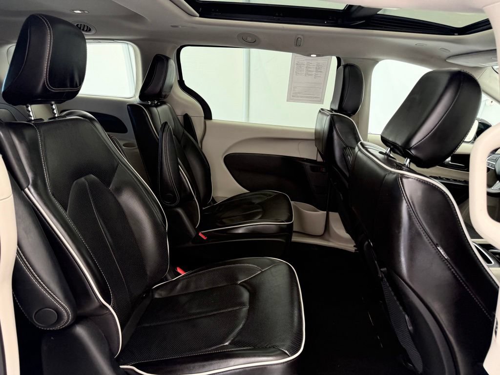 Used 2023 Chrysler Pacifica Limited FWD image 29