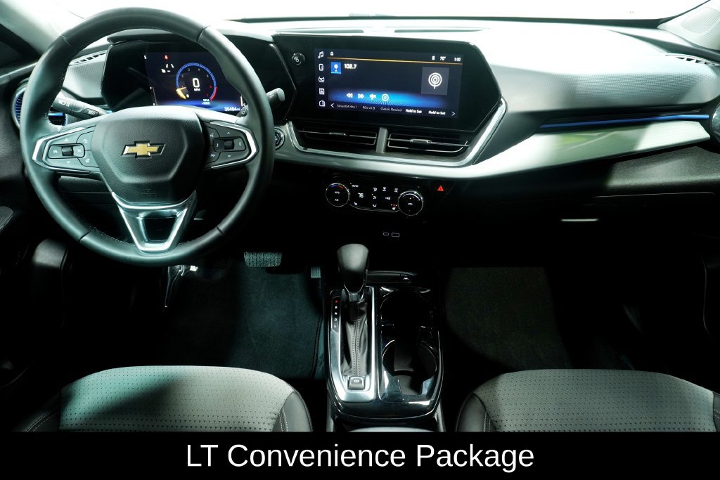 Used 2024 Chevrolet Trax LT w/ LT Convenience Package FWD image 3