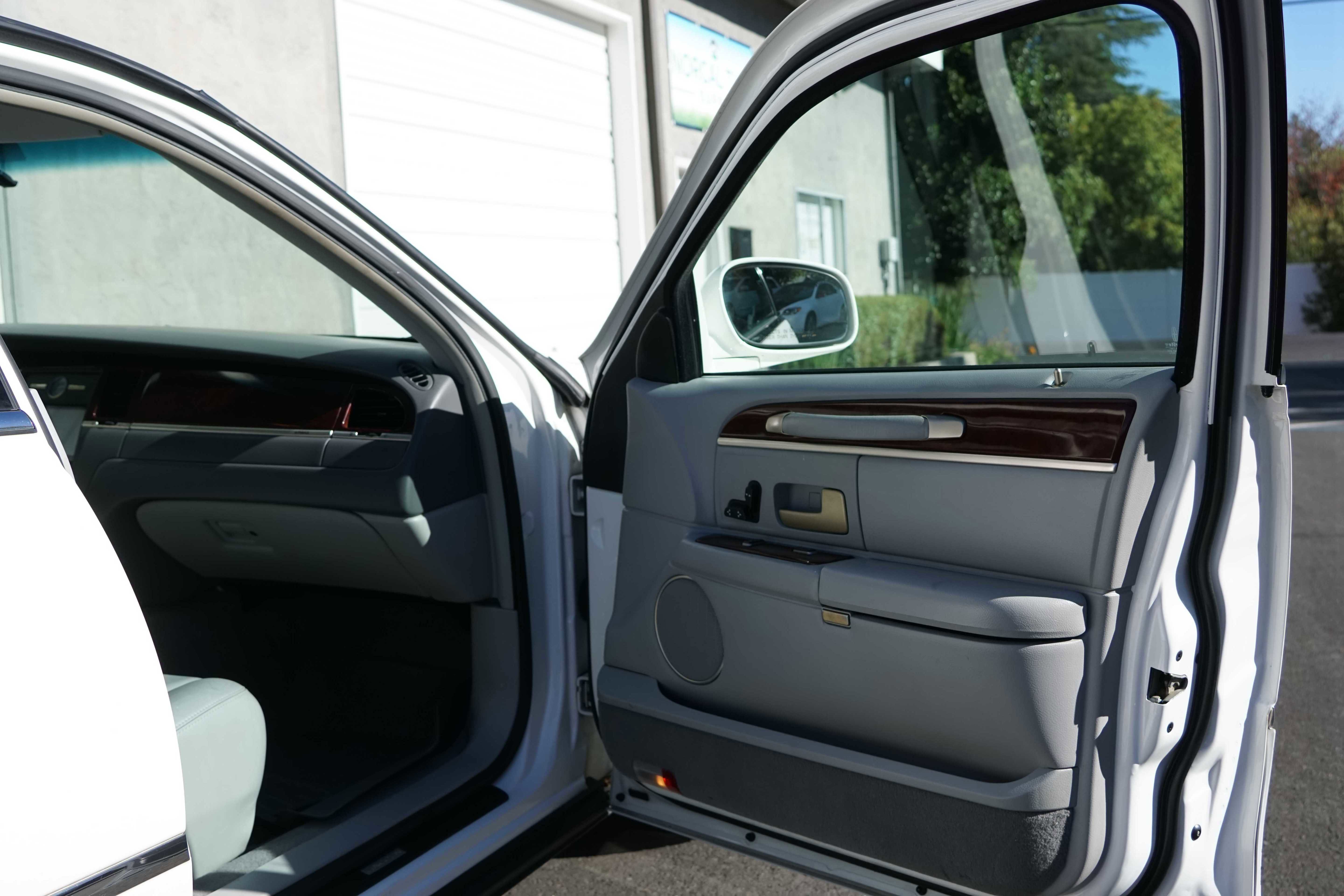 Used 2004 Lincoln Town Car Signature image 32