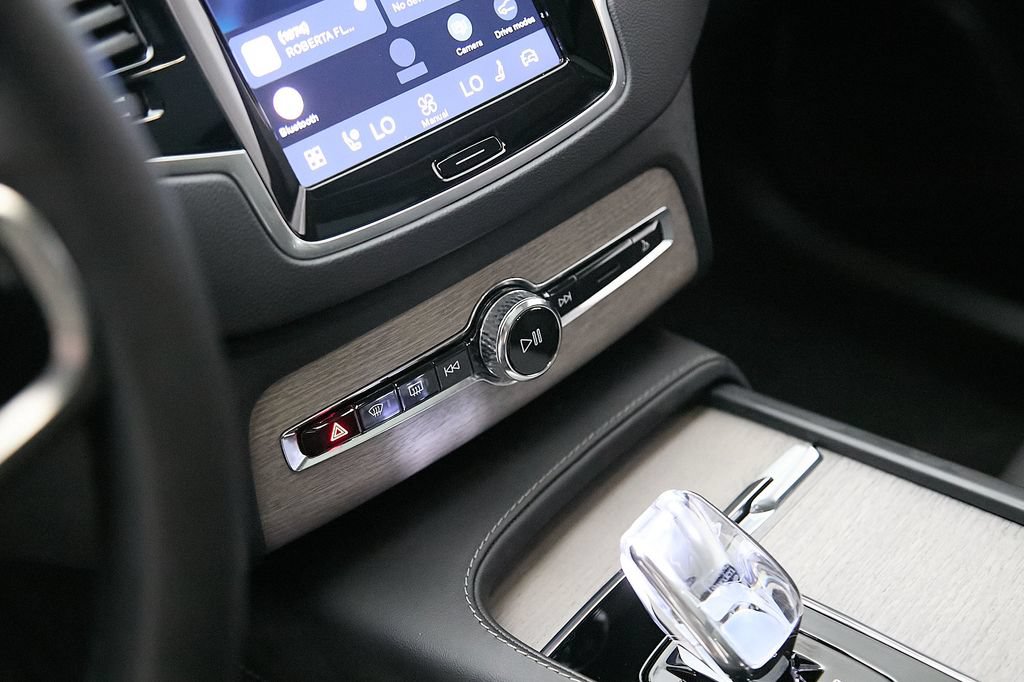 Certified 2024 Volvo XC90 T8 Ultimate w/ Lounge Package AWD/4WD image 17