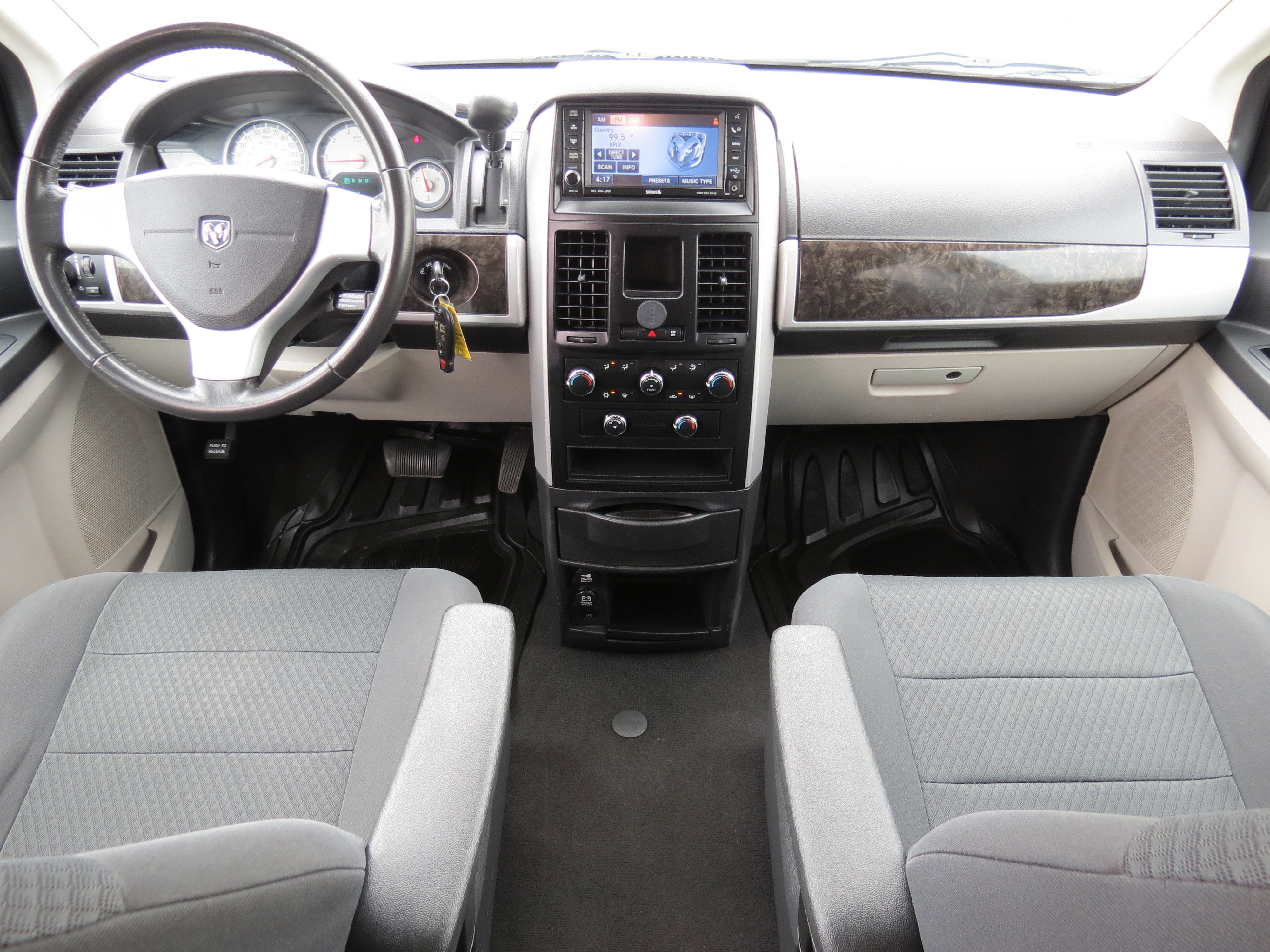 Used 2010 Dodge Grand Caravan SXT w/ Trailer Tow Group FWD image 9