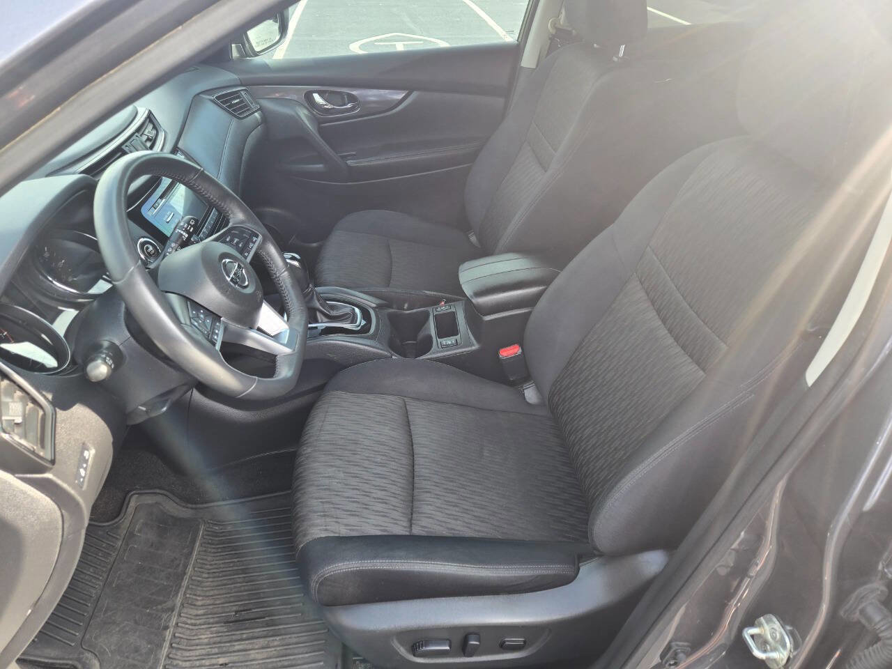 Used 2017 Nissan Rogue SV w/ Sun & Sound Touring Package FWD image 15