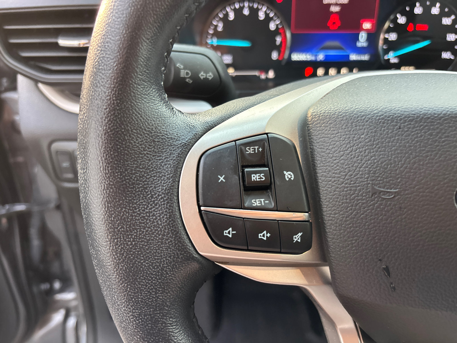 Used 2023 Ford Explorer XLT AWD/4WD image 17