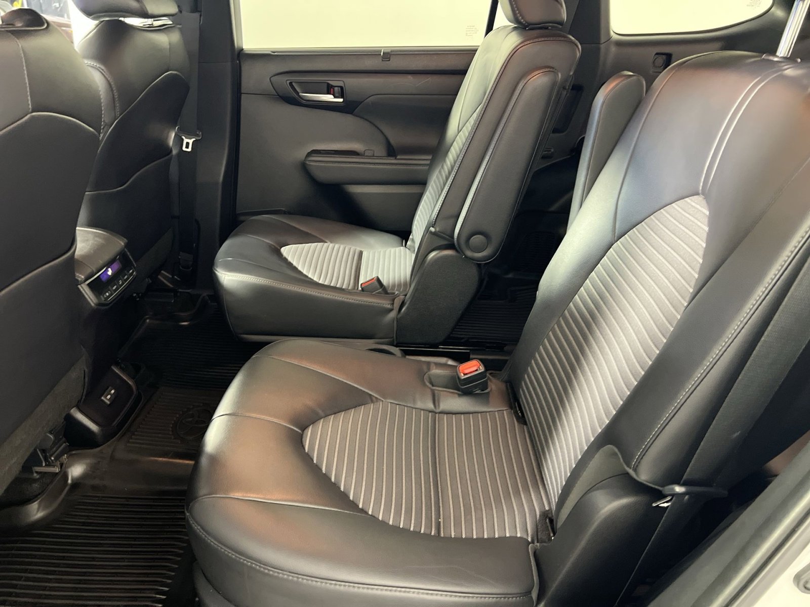 Used 2023 Toyota Highlander XSE image 25