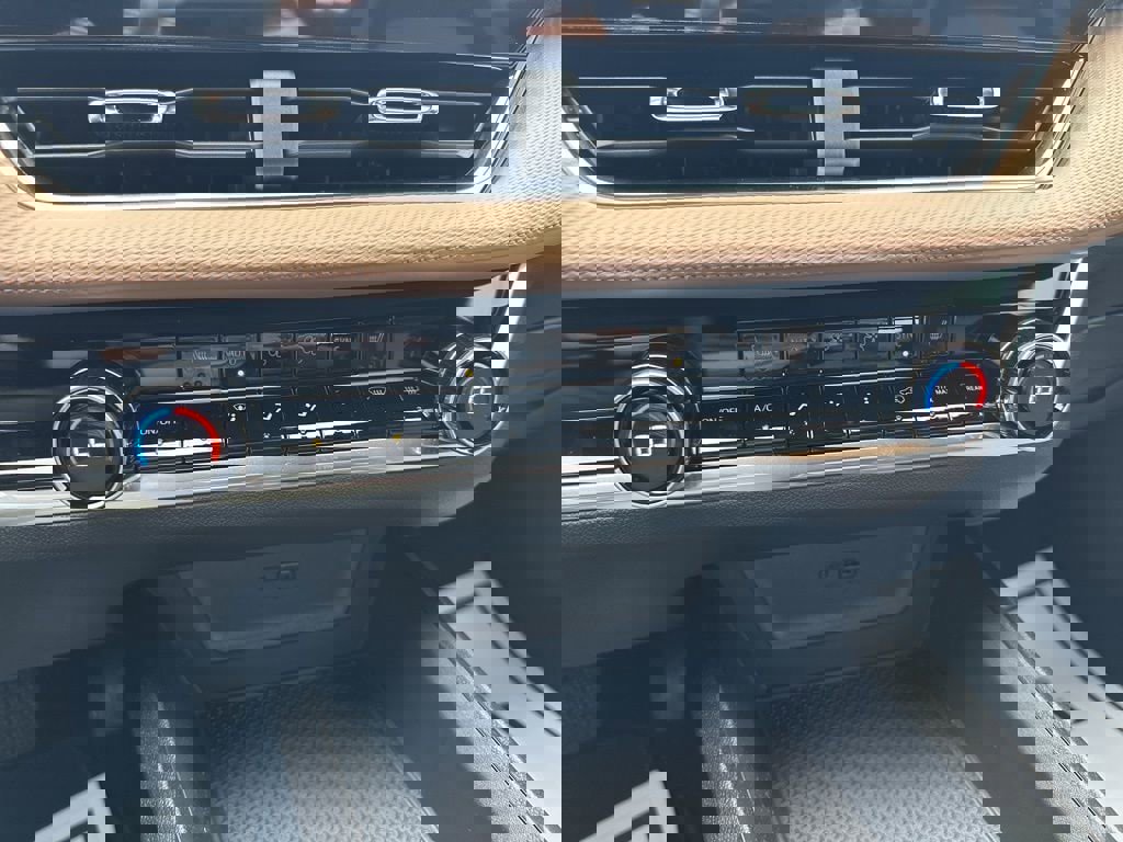 New 2025 Chevrolet Equinox ACTIV w/ Safety and Technology Package image 19