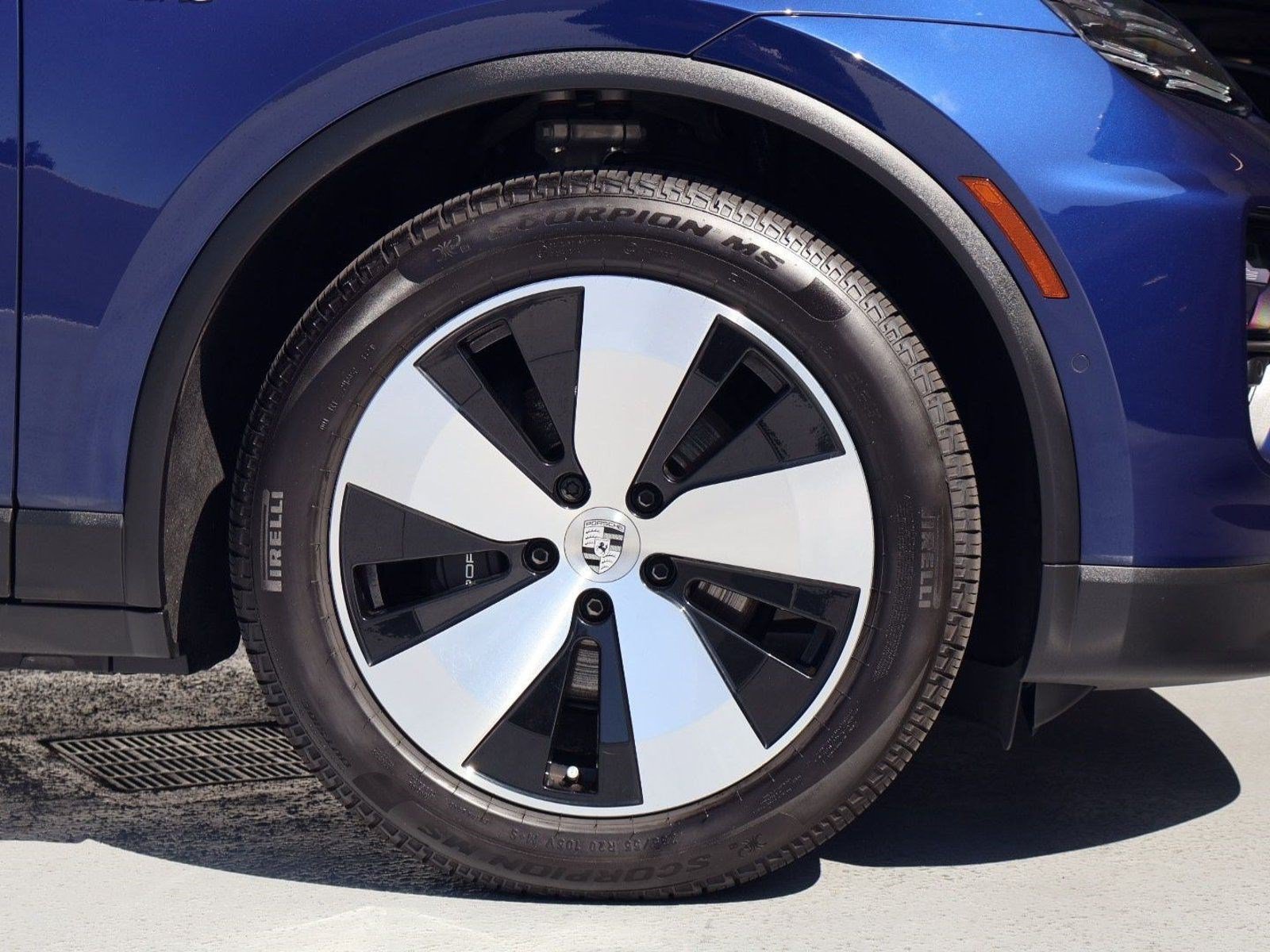 Certified 2025 Porsche Macan Electric RWD image 27