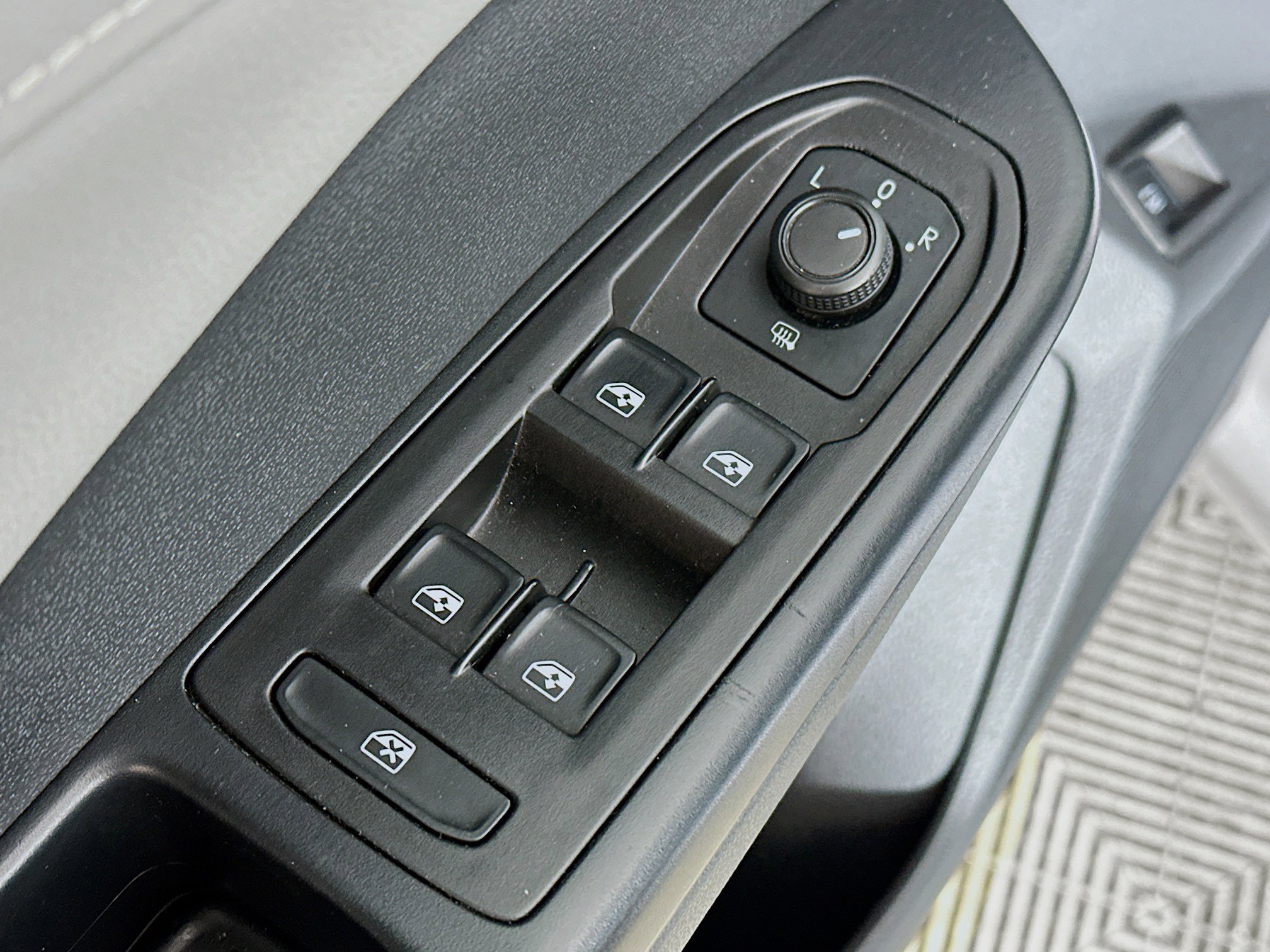 Used 2024 Volkswagen Taos SE image 17