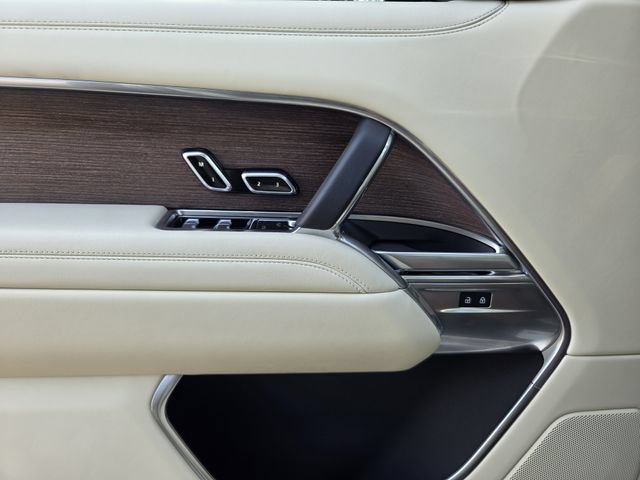 Used 2025 Land Rover Range Rover SE AWD/4WD image 19