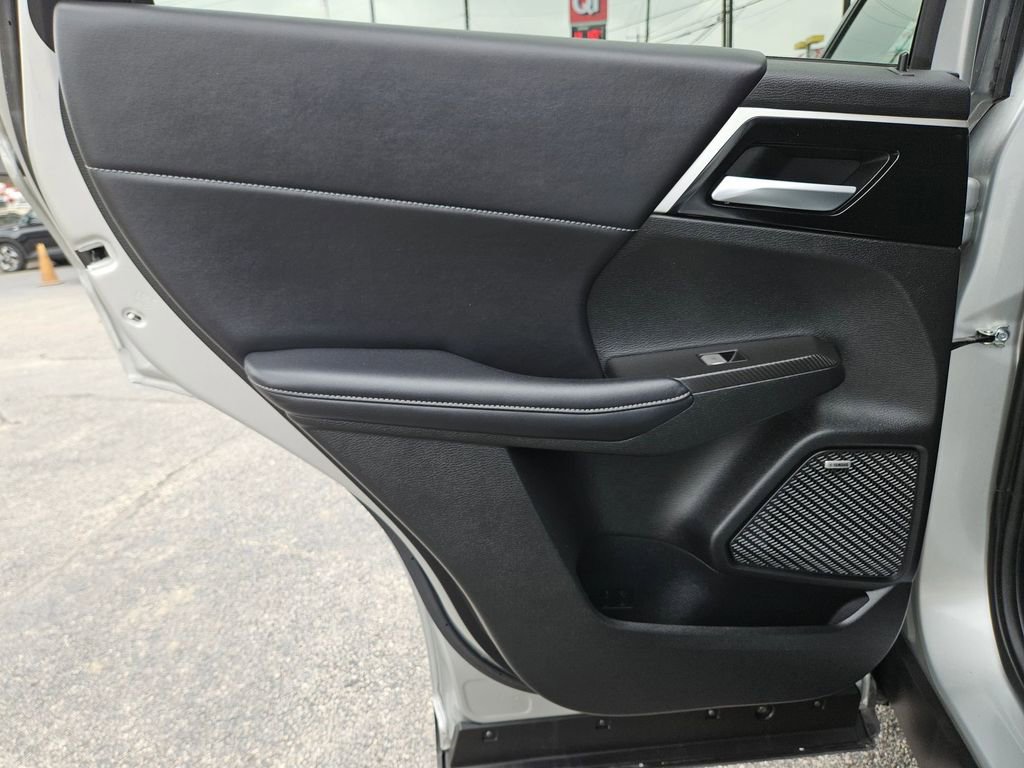 Used 2025 Mitsubishi Outlander SE FWD image 11