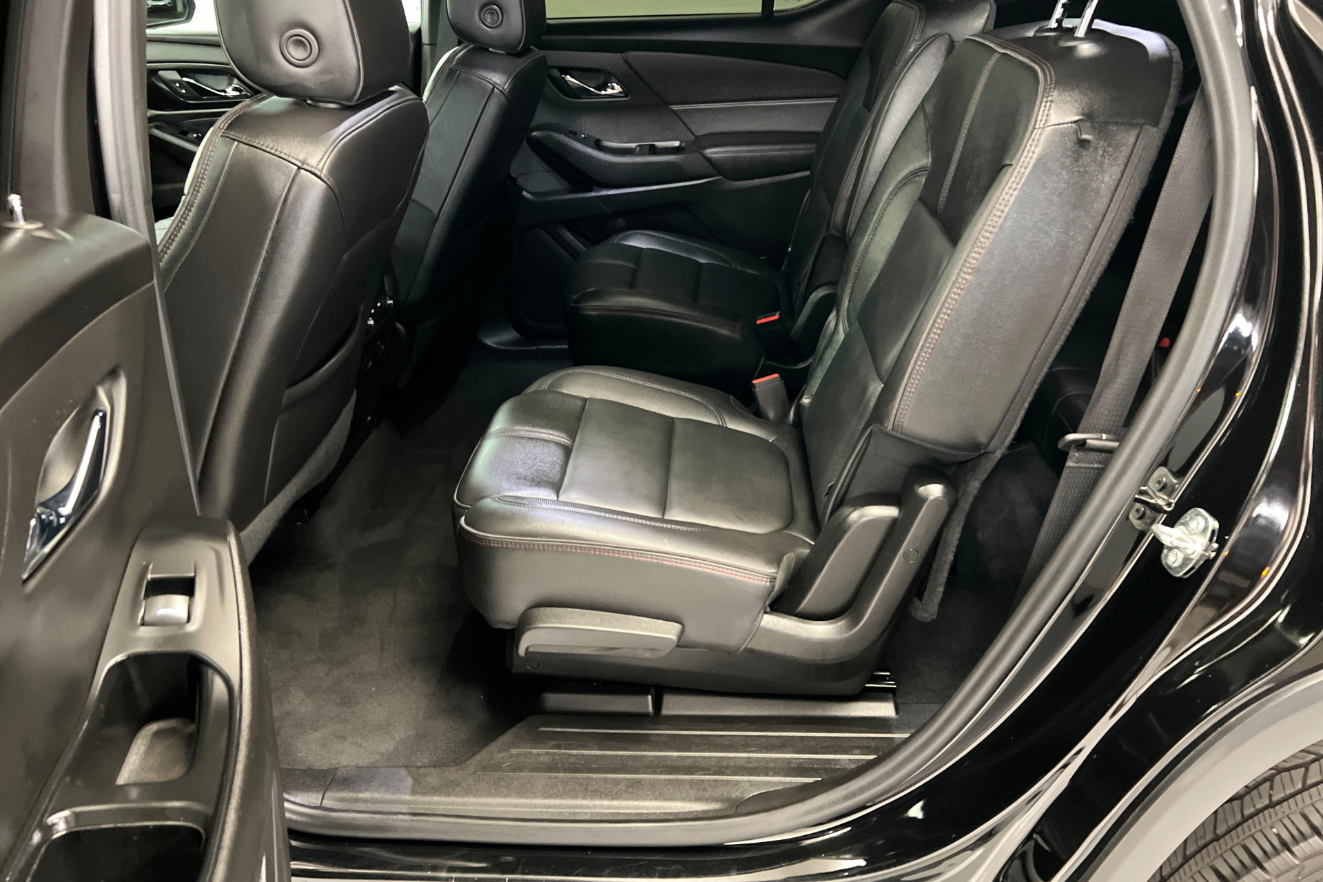 Used 2023 Chevrolet Traverse RS FWD image 23
