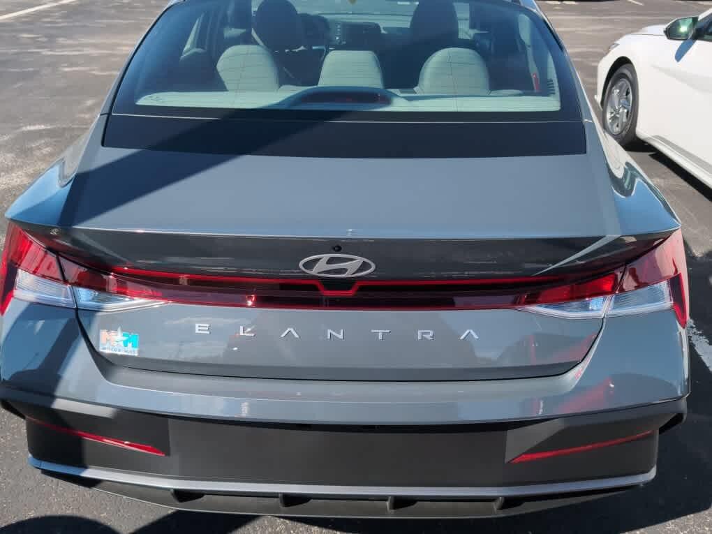 New 2026 Hyundai Elantra SE FWD image 15