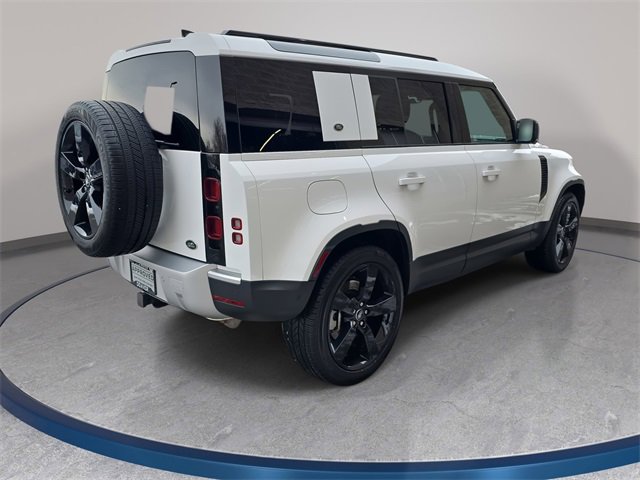 Used 2023 Land Rover Defender 110 SE image 5