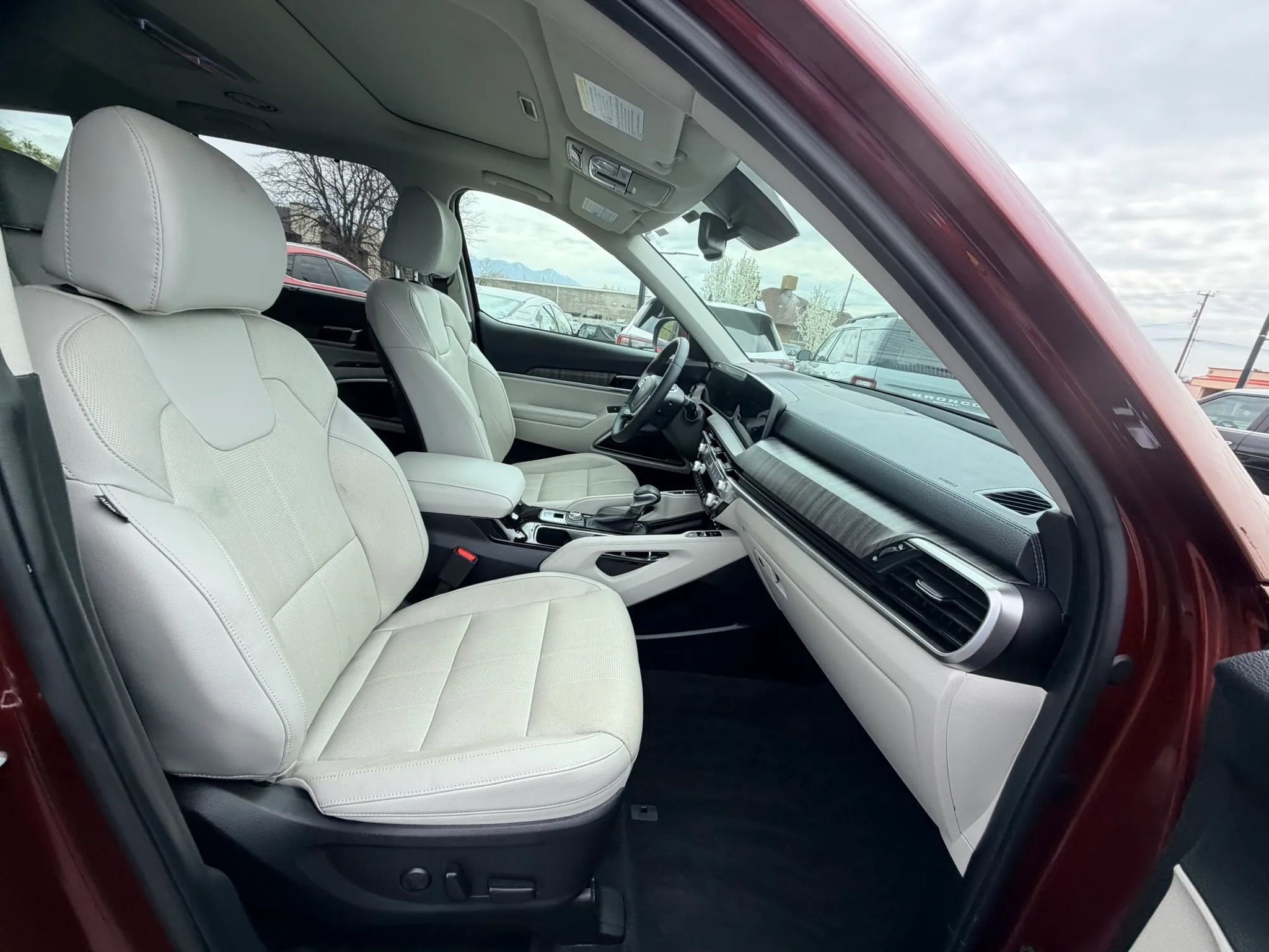 Used 2024 Kia Telluride EX w/ EX Captain's Chair Package image 34