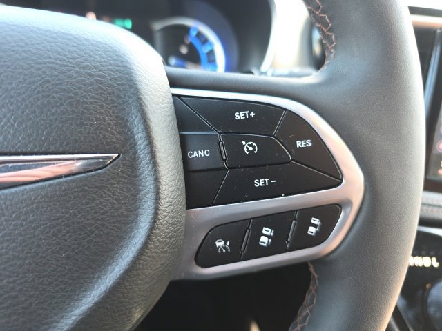 Used 2025 Chrysler Pacifica Pinnacle FWD image 16