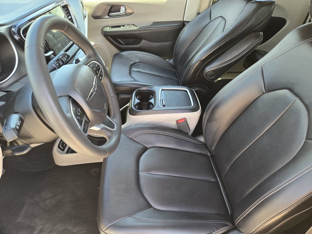 Used 2024 Chrysler Pacifica Touring-L FWD image 18