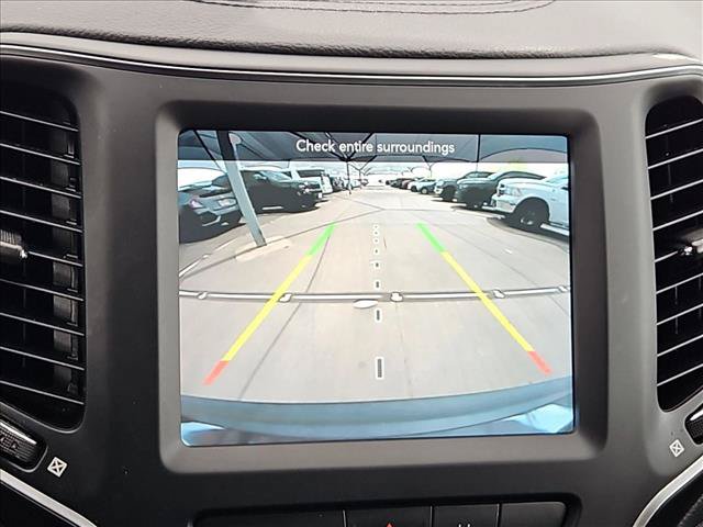 Used 2022 Jeep Cherokee Latitude Lux w/ Mopar Interior Package AWD/4WD image 13