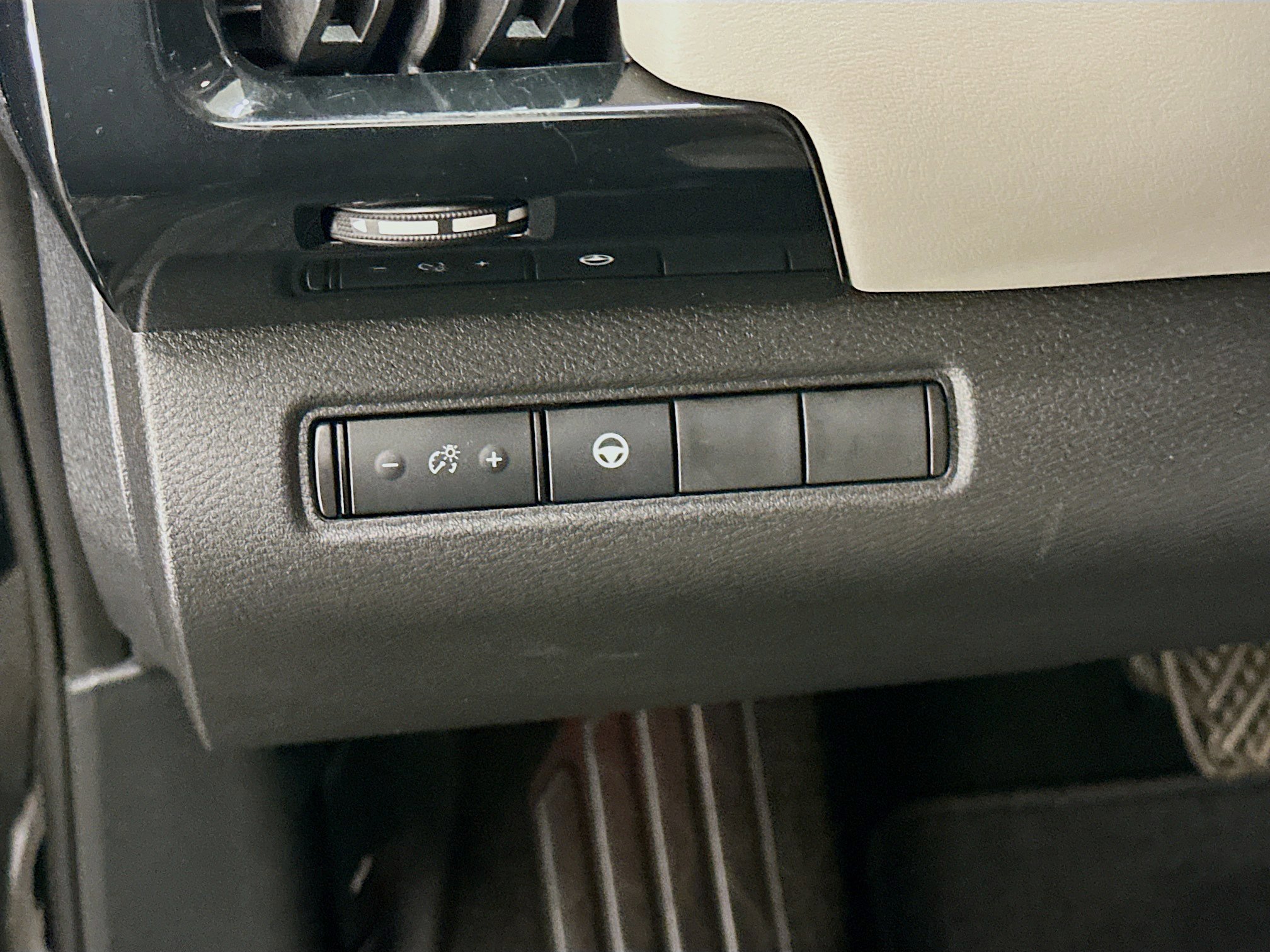 Used 2023 Nissan Pathfinder SV image 17