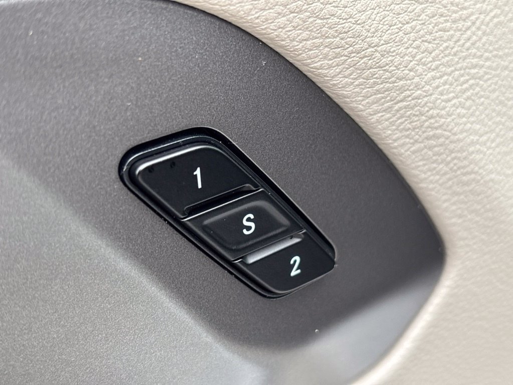 Used 2024 Chrysler Pacifica Touring-L FWD image 16
