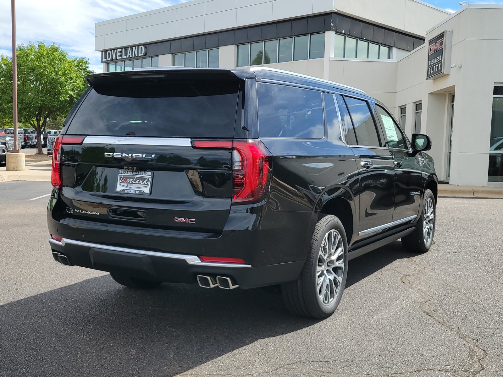 New 2026 GMC Yukon XL Denali w/ Denali Reserve Package AWD/4WD image 3