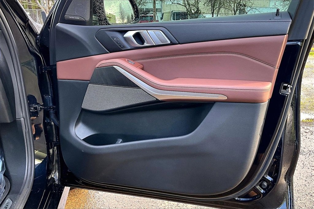 Used 2020 BMW X7 M50i image 24