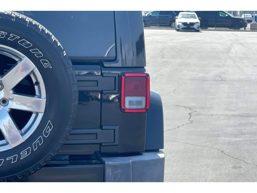 Used 2017 Jeep Wrangler Unlimited Sahara w/ Connectivity Group AWD/4WD image 43