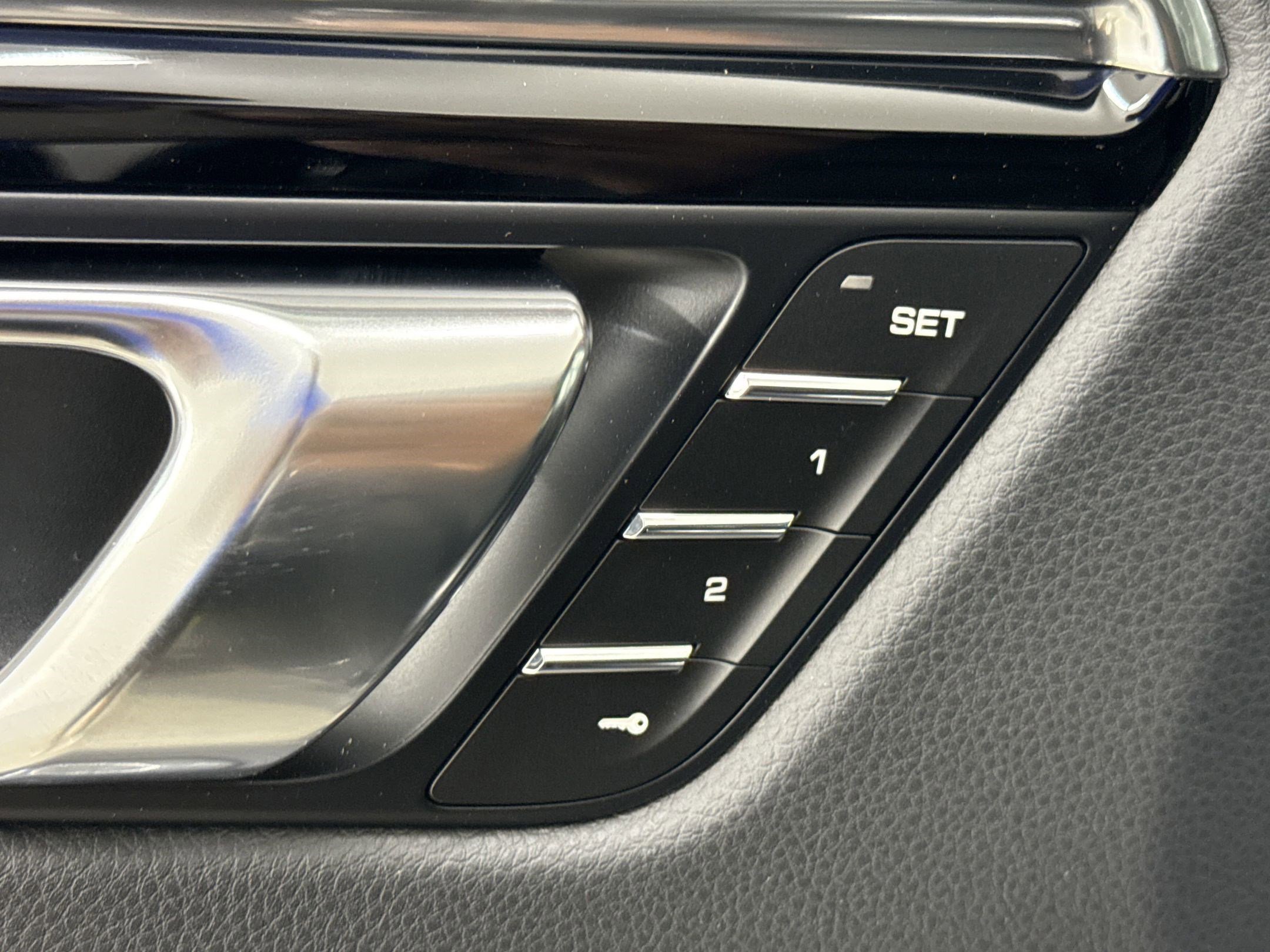 Used 2025 Porsche Macan Turbo image 12