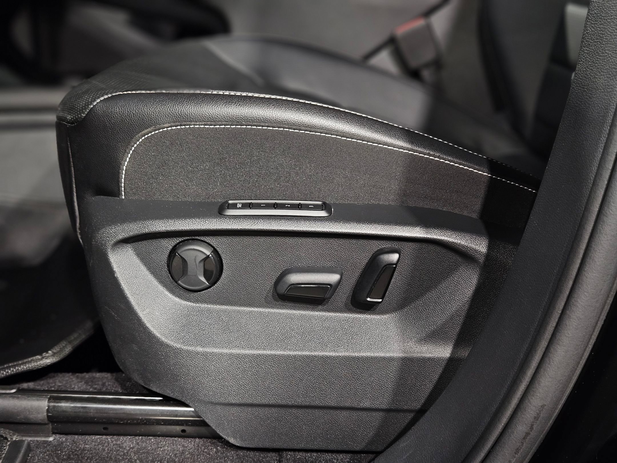 Used 2024 Volkswagen Atlas Cross Sport SEL R-Line image 23