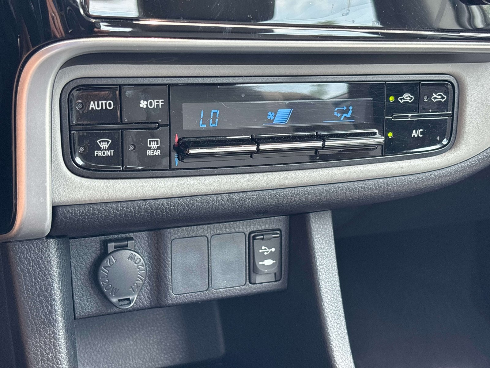 Used 2018 Toyota Corolla LE FWD image 18