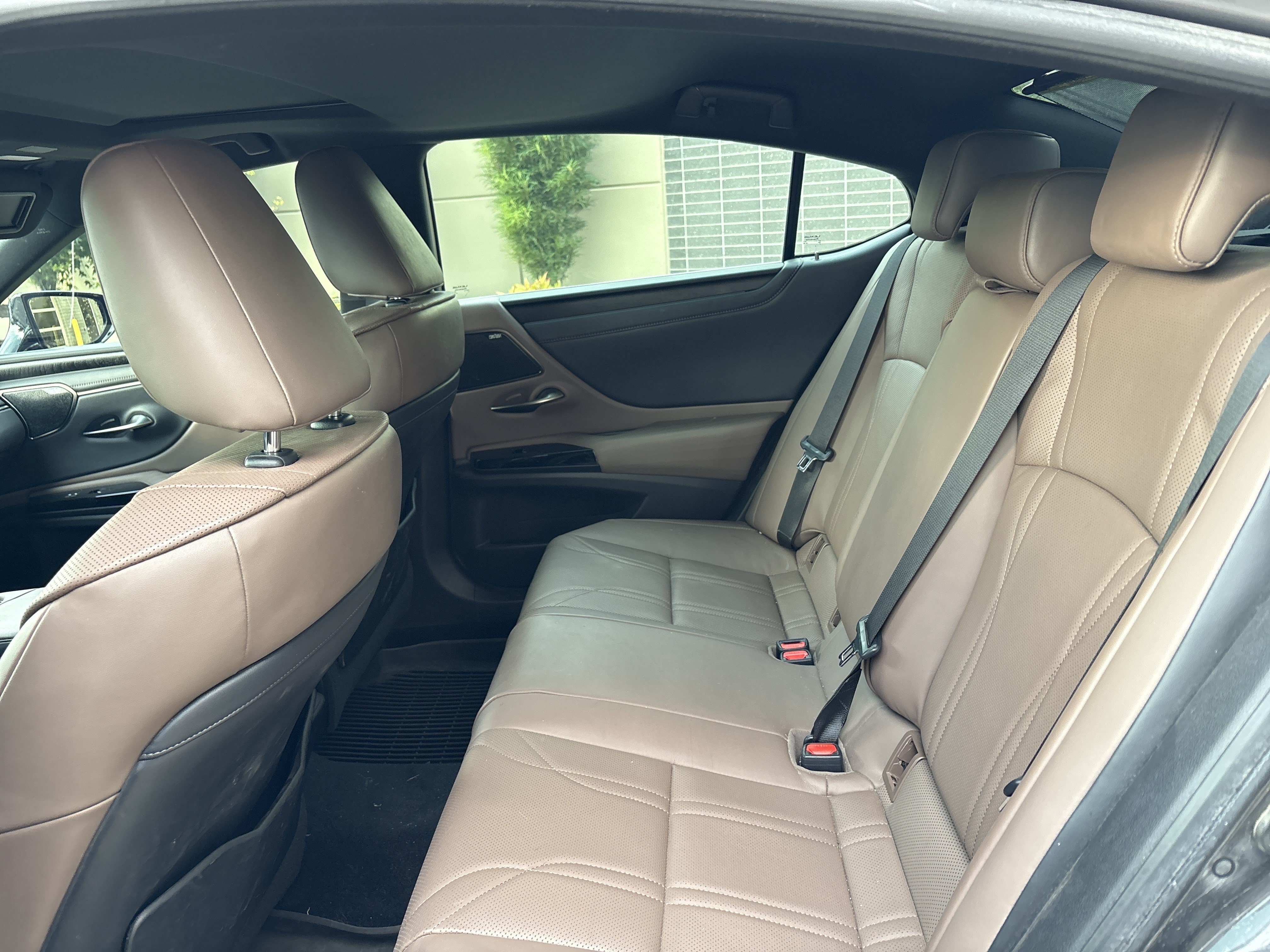 Certified 2022 Lexus ES 300h w/ Accessory Package 2 FWD image 31