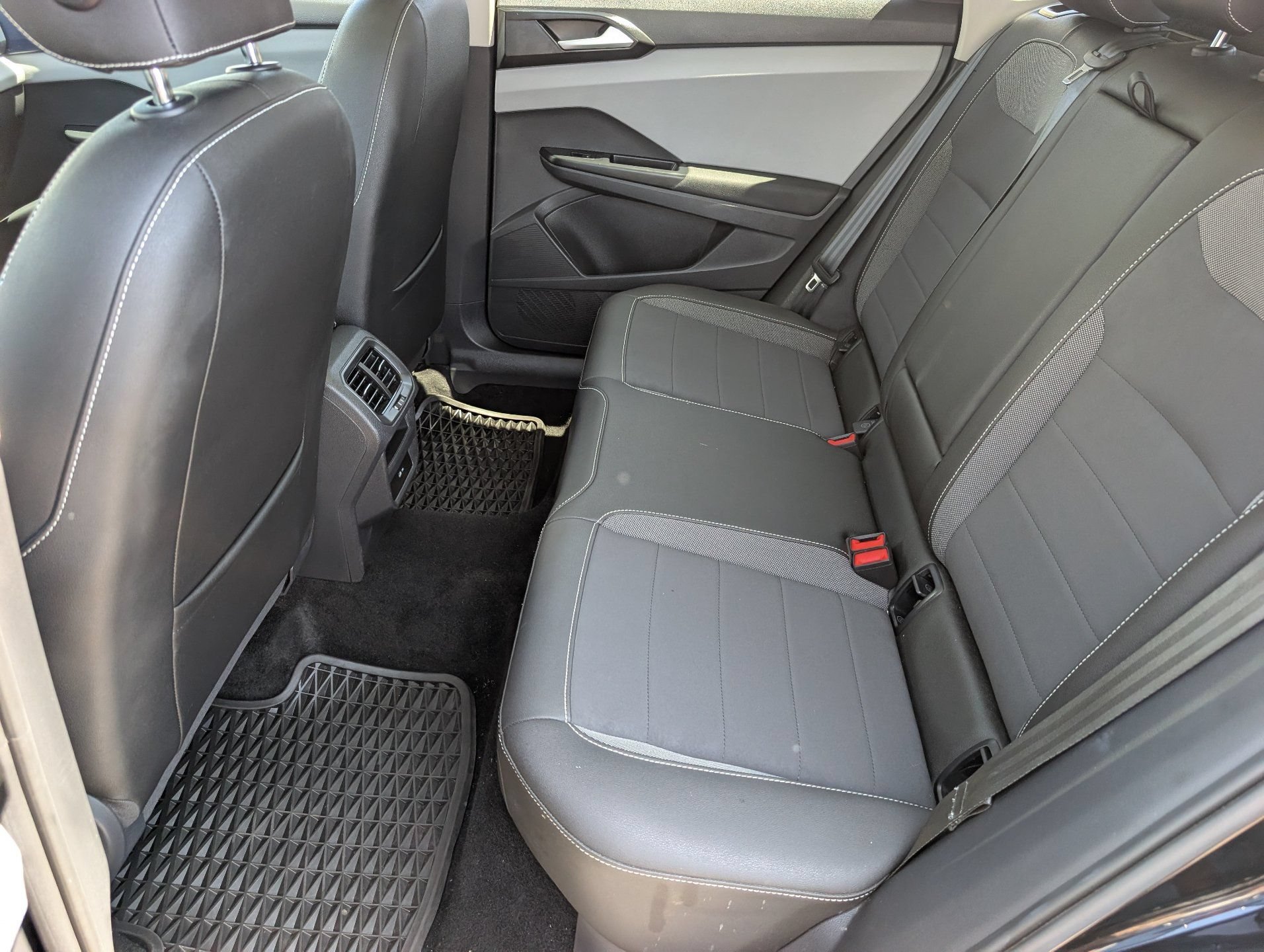 Used 2023 Volkswagen Taos SE FWD image 16