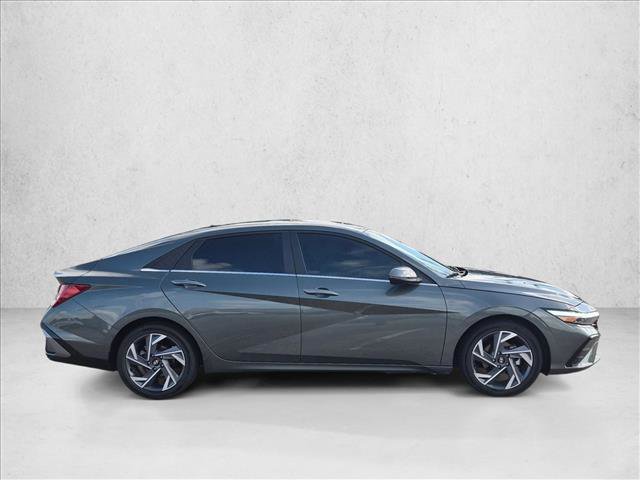 Used 2025 Hyundai Elantra Limited FWD image 4