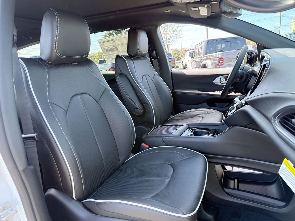 New 2026 Chrysler Pacifica Limited w/ Trailer Tow Group image 28